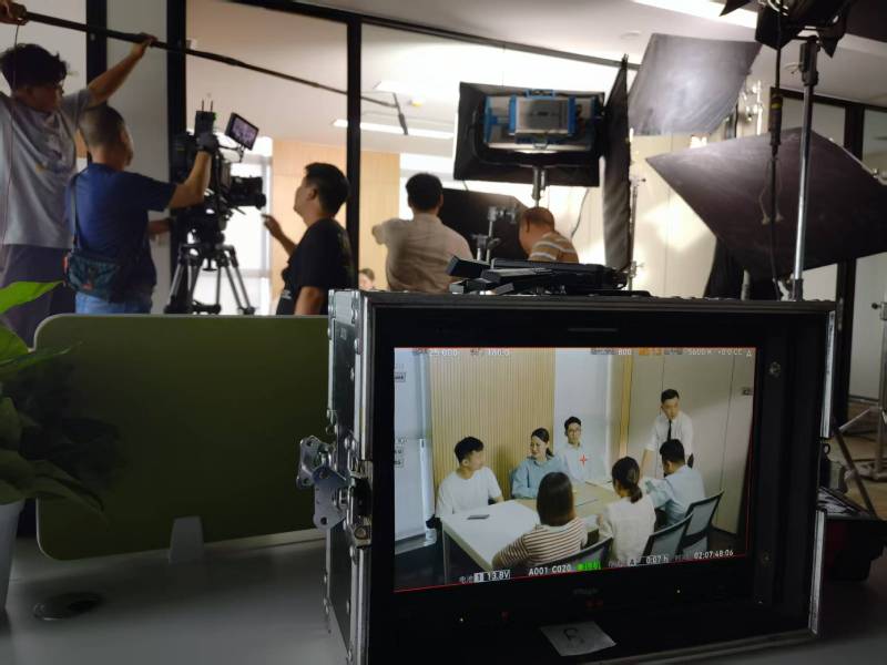 芙蓉区TVC拍摄公司：科技产品视觉化大师，诠释未来感与功能美学
